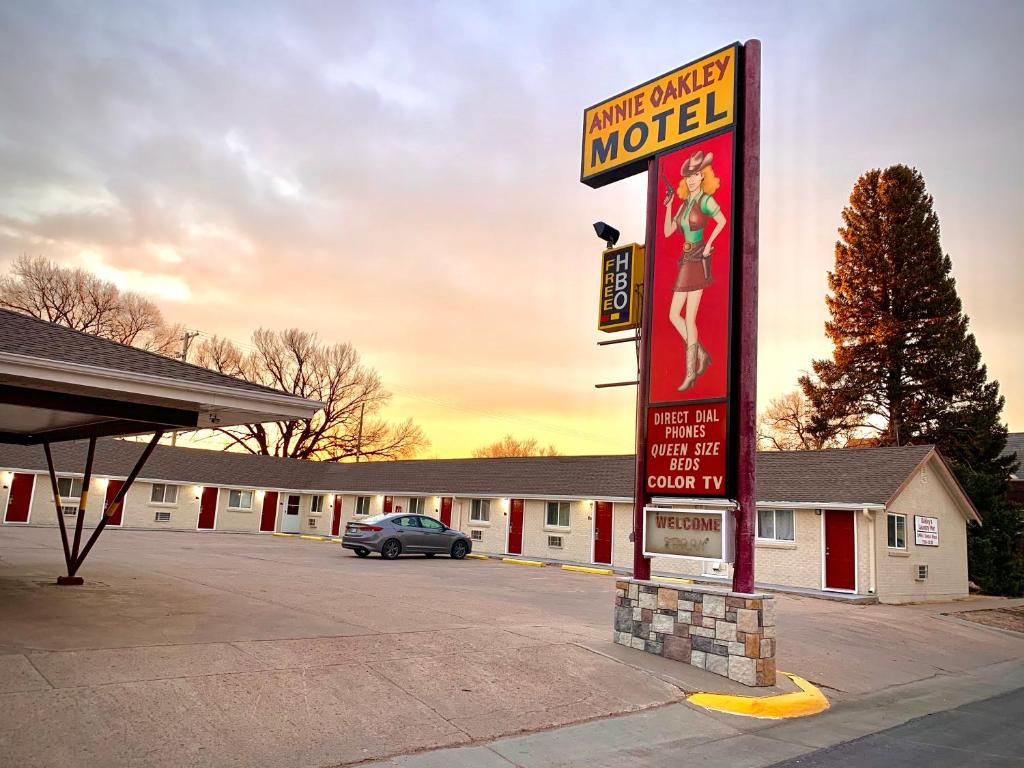 Annie Oakley Motel Oakley